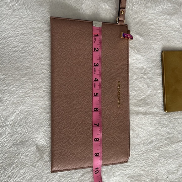 Michael Kors Mercer pink leather clutch bag - Picture 10 of 11